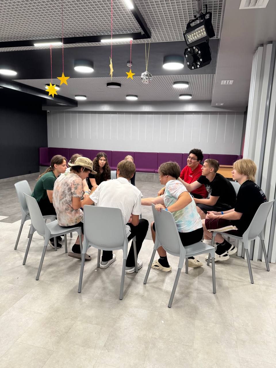 Children and teenagers in a focused negotiation school workshop
